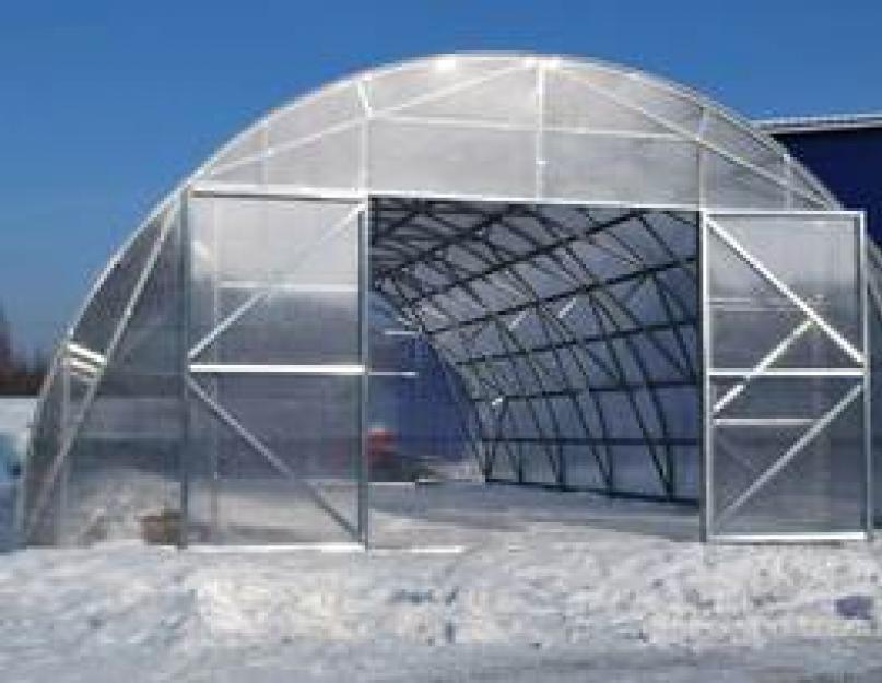 सर्दियों में DIY ग्रीनहाउस।  एक स्वायत्त शीतकालीन ग्रीनहाउस कैसे बनाएं।  फ्रेम और ग्लेज़िंग.  ग्रीनहाउस के लिए जल तापन