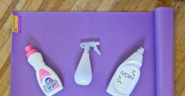 Kā tīrīt jogas paklājiņu: mazgāt, nosusināt, apstrādāt ar antibakteriāliem šķīdumiem