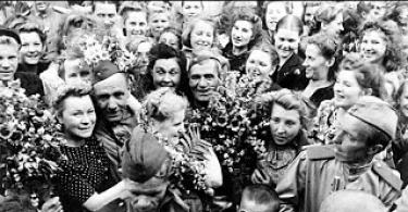 युद्ध के बाद के वर्षों में यूएसएसआर युद्ध से पहले और बाद में सोवियत आबादी का जीवन