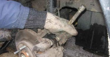 Front brake pads: replacement instructions