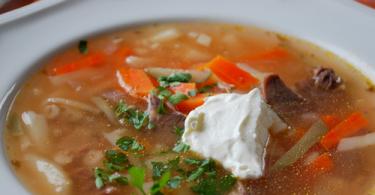 Come cucinare una deliziosa zuppa di sottaceti con rognoni di manzo per pranzo